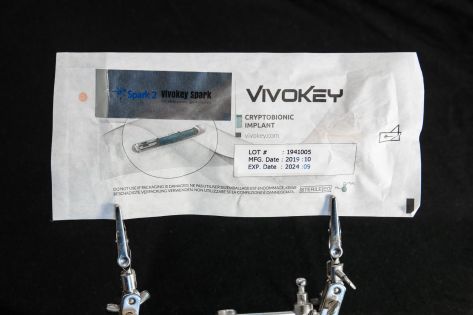 Balení se sterilním jednorázovým aplikátorem a implantátem Vivokey Spark 2