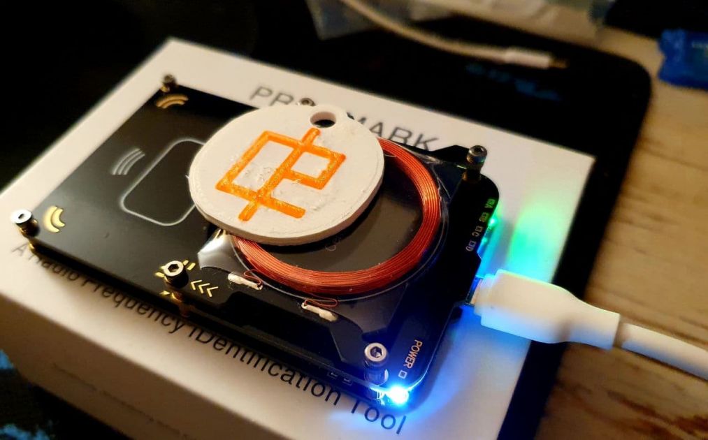 Programování nové klíčenky přiložené na zařízení Proxmark3 Easy.